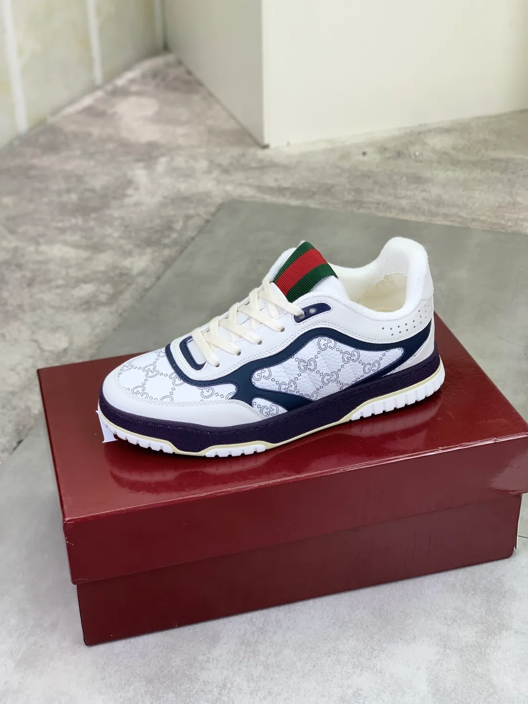 Men's men's shoes 💰P542 new Gucci Gucci couple 🧑‍🤝‍🧑 autumn and winter low-end catwalk casual sneakers, top version! Oil edge craftsmanship. New model for early spring, creating a perfect style, cool and sassy, ​​c-position fashionable wear, classic shoe style with retro and futuristic feel, showing exquisite texture! Open mold to customize high-density outsole. Comes fully packaged. Size: 35-45 Fabric: Imported calfskin punching Lining: Imported original towel lining
